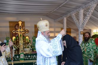 FOTO Staretul Manastirii Zosin si stareta Manastirii Sfantul Ioan Iacob au fost distingi de IPS Teofan