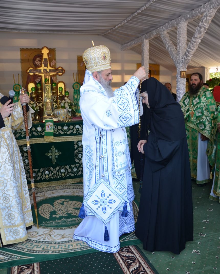 FOTO Staretul Manastirii Zosin si stareta Manastirii Sfantul Ioan Iacob au fost distingi de IPS Teofan