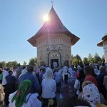 FOTO Sute de credinciosi la hramul Manastirii Zosin Mitropolitul Moldovei si Bucovinei a oficiat Sfanta Liturghie