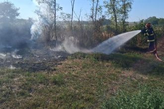 FOTO Trei case salvate de la flacari Incendii in Davidoaia Stefanesti si Saveni