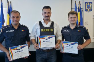 FOTO Trei politisti din Botosani onorati cu diplome de la MAI pentru salvarea a doi barbati de la moarte