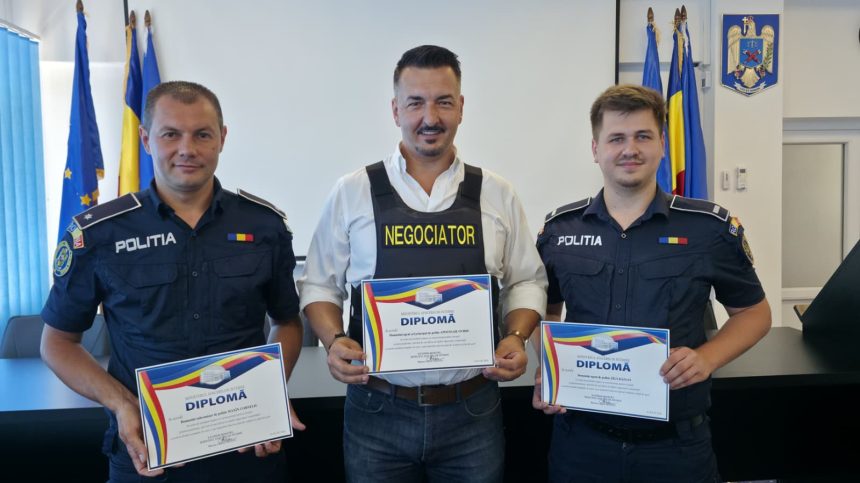 FOTO Trei politisti din Botosani onorati cu diplome de la MAI pentru salvarea a doi barbati de la moarte