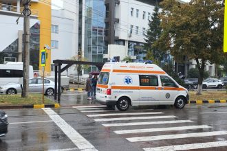 FOTO Un barbat din Botosani s a impiedicat de sina de tramvai si a suferit o lovitura la cap A fost transportat cu ambulanta
