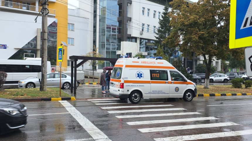 FOTO Un barbat din Botosani s a impiedicat de sina de tramvai si a suferit o lovitura la cap A fost transportat cu ambulanta