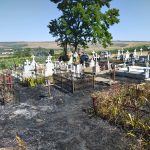 FOTO Un nou incendiu in cimitirul din judetul Botosani provocat de o lumanare