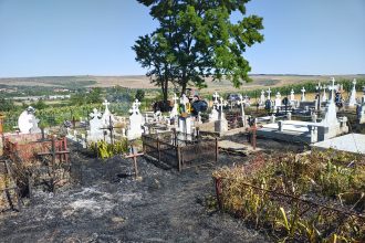 FOTO Un nou incendiu in cimitirul din judetul Botosani provocat de o lumanare