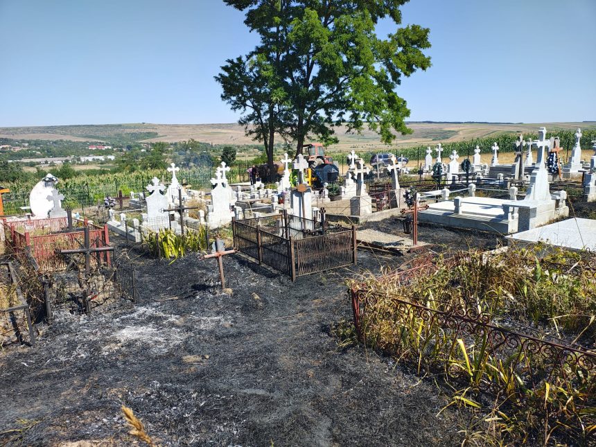FOTO Un nou incendiu in cimitirul din judetul Botosani provocat de o lumanare