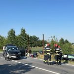 FOTO VIDEO Accident intre doua masini intr o localitate din Botosani Patru persoane implicate