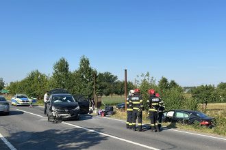 FOTO VIDEO Accident intre doua masini intr o localitate din Botosani Patru persoane implicate