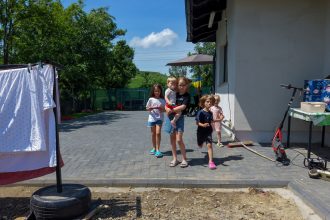 FOTO VIDEO Campanie de solidaritate pentru o familie cu opt copii din judetul Botosani