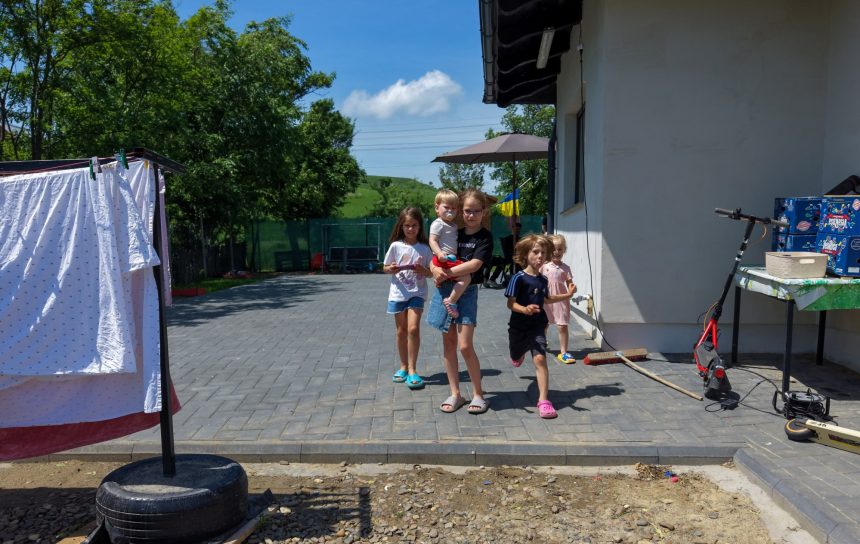 FOTO VIDEO Campanie de solidaritate pentru o familie cu opt copii din judetul Botosani