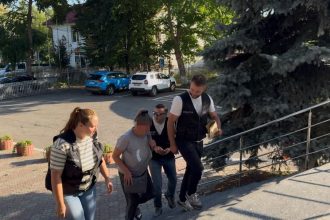 FOTO VIDEO Femeia din Botosani care si a omorat si ingropat concubinul in curte a fost retinuta de politie