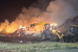 FOTO VIDEO incendiu intentionat intr o localitate din Botosani 80 de tone de furaje distruse prin flacari