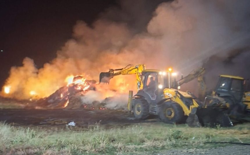 FOTO VIDEO incendiu intentionat intr o localitate din Botosani 80 de tone de furaje distruse prin flacari