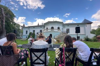 FOTO Valeriu Iftime a organizat un concert de muzica clasica in curtea conacului sau din Vrful Cmpului