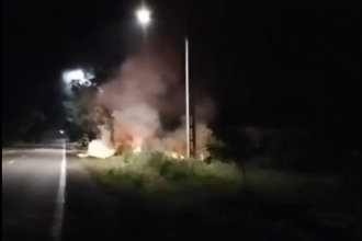 FOTO incendiu in aceasta seara intr o localitate din Botosani flacarile periclitau o casa