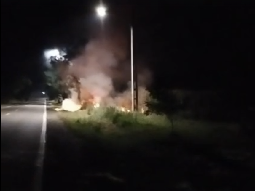 FOTO incendiu in aceasta seara intr o localitate din Botosani flacarile periclitau o casa