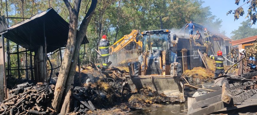 FOTO incendiu in judetul Botosani Un depozit de furaje a fost cuprins de flacari