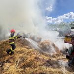 FOTO incendiu provocat de un flex intr o localitate din Botosani Flacrile au fost aproape sa mistuie o casa un tractor si un adapost pentru animale