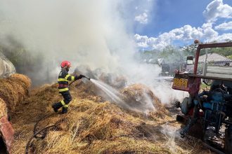 FOTO incendiu provocat de un flex intr o localitate din Botosani Flacrile au fost aproape sa mistuie o casa un tractor si un adapost pentru animale