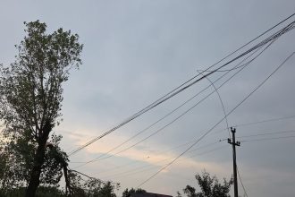 FOTOGRAFIE O comuna intreaga din Botosani a ramas fara electricitate din cauza furtunii Un transformator a prins foc iar mai multe cabluri au fost distruse