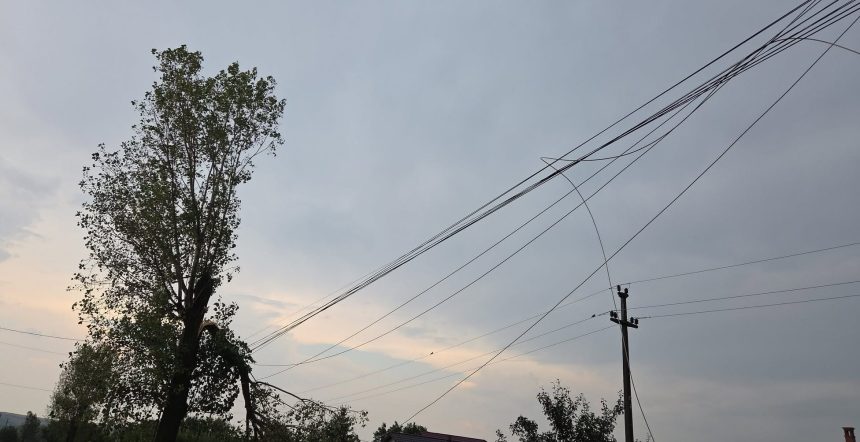 FOTOGRAFIE O comuna intreaga din Botosani a ramas fara electricitate din cauza furtunii Un transformator a prins foc iar mai multe cabluri au fost distruse