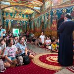 FOTOGRAFIE Un preot din Botosani a organizat o tabara de var pentru peste 80 de copii din oras
