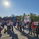 Fermierii din Botosani revin la protest in Capitala De data acesta aducem utilaje balegar lapte cu aracet piei de oaie capete si coarne de oi