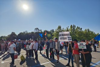 Fermierii din Botosani revin la protest in Capitala De data acesta aducem utilaje balegar lapte cu aracet piei de oaie capete si coarne de oi