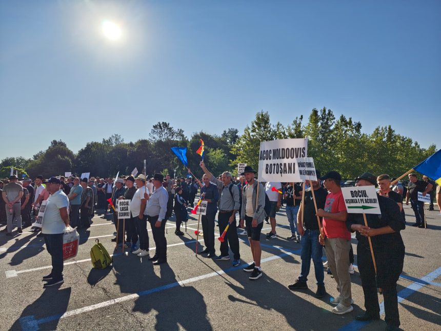 Fermierii din Botosani revin la protest in Capitala De data acesta aducem utilaje balegar lapte cu aracet piei de oaie capete si coarne de oi