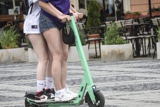 Guvernul elaboreaza reguli noi pentru trotinete si biciclete electrice