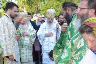 IPS Teofan va veni in judetul Botosani pentru a sfinti o biserica Credinciosii vor putea trece cu familiile prin Sfantul Altar