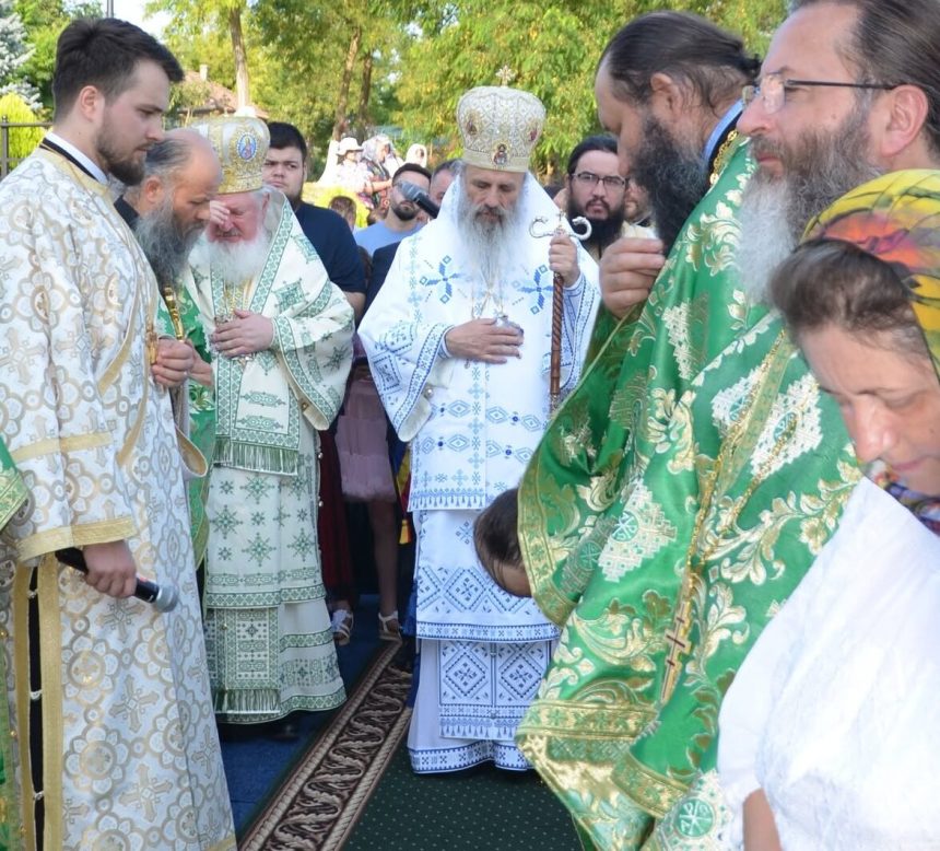 IPS Teofan va veni in judetul Botosani pentru a sfinti o biserica Credinciosii vor putea trece cu familiile prin Sfantul Altar