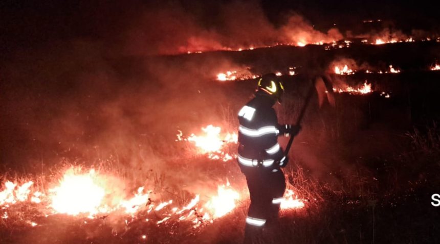Incendii in doua localitati din Botosani O locuinta si un depozit de furaje au fost salvate de flacari