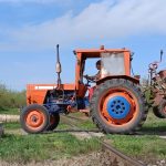 La 83 de ani un botosanean a iesit cu tractorul in trafic fara permis acum isi va folosi pensia pentru a plati amenda si are si dosar penal
