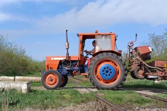 La 83 de ani un botosanean a iesit cu tractorul in trafic fara permis acum isi va folosi pensia pentru a plati amenda si are si dosar penal