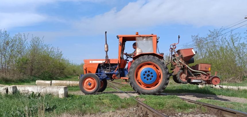 La 83 de ani un botosanean a iesit cu tractorul in trafic fara permis acum isi va folosi pensia pentru a plati amenda si are si dosar penal