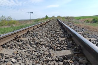 Linia catre Botosani unde trenurile circula cu 30 km h intra intr un proces de modernizare