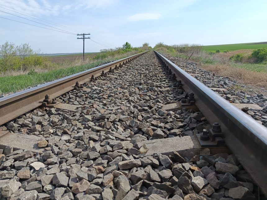 Linia catre Botosani unde trenurile circula cu 30 km h intra intr un proces de modernizare