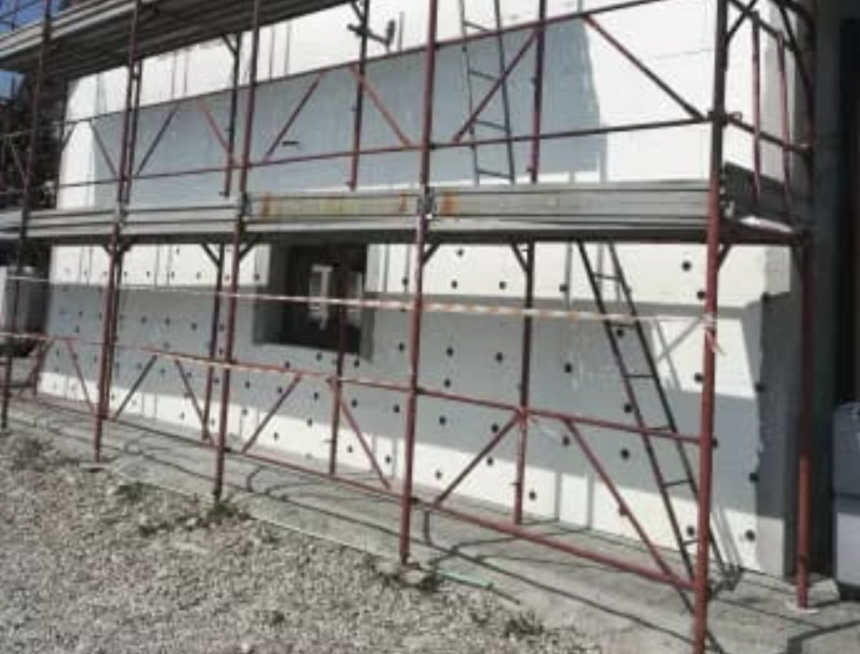 Masina unei firme de constructii din Botosani disponibila pentru vanzare Lichidatorul ofera si telefoane iPhone precum si unelte