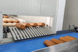 Nereguli grave in fabricile de paine si carne din Botosani angajati fara contracte si in conditii de nesiguranta