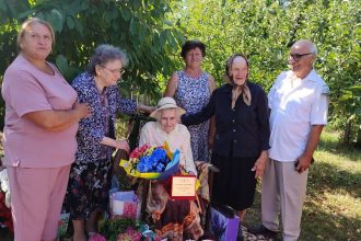 O bunica din judetul Botosani a sarbatorit 100 de ani Doamna Maria a fost inconjurata de dragoste de ziua ei