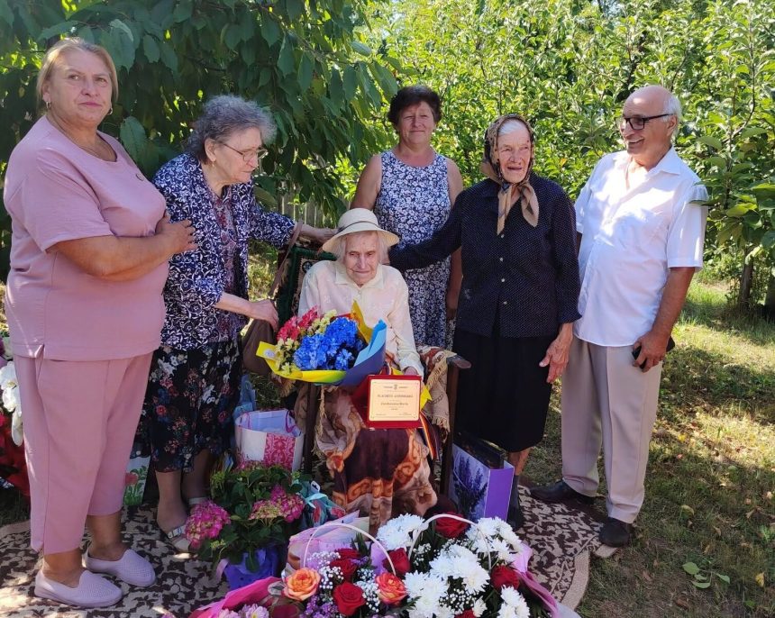 O bunica din judetul Botosani a sarbatorit 100 de ani Doamna Maria a fost inconjurata de dragoste de ziua ei