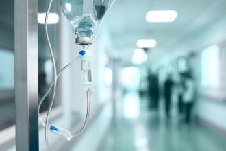 O femeie a decedat dupa ce a fost batuta de sotul ei care i a rupt coastele A fost tinuta 3 zile in casa fara ingrijire medicala