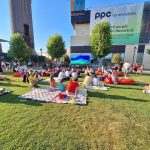 O var n care parcul de la Iulius Mall s a transformat ntr un spatiu pentru micare proiecii de filme n aer liber distracie i momente petrecute mpreun