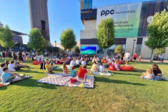 O var n care parcul de la Iulius Mall s a transformat ntr un spatiu pentru micare proiecii de filme n aer liber distracie i momente petrecute mpreun