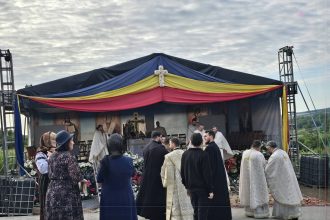 Premii acordate de PS Nichifor Botosaneanul preotului si epitropului unei biserici din judetul Botosani