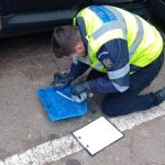 Se intampla la Botosani Un tanar a fost prins de proprietar in timp ce ii spargea masina si incerca sa fure bunuri