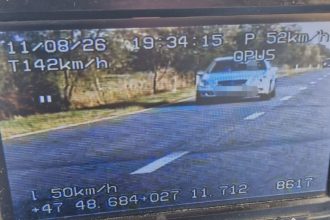 Sofer prins conducand cu 142 km h pe un drum din Botosani A efectuat si o depasire periculoasa