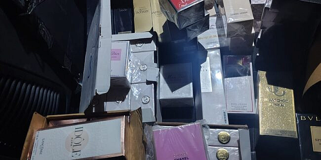 Tanar din Botosani prins cu parfumuri falsificate in valoare de peste 25000 lei